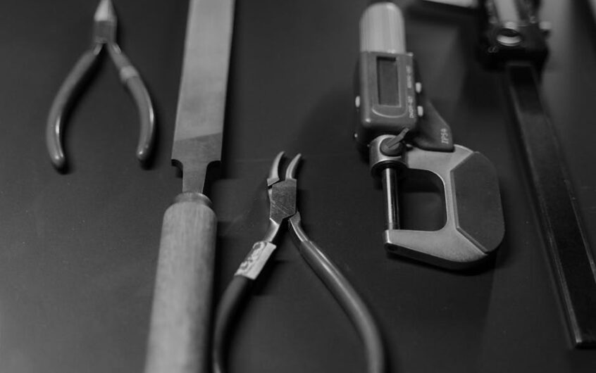 Antresola w mieszkaniu z wysokim sufitem: projekt, konstrukcja, schody i realne koszty