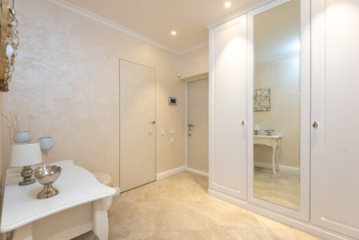 Przedpokój w bloku: zabudowa, siedzisko, lustro, oświetlenie i realne koszty