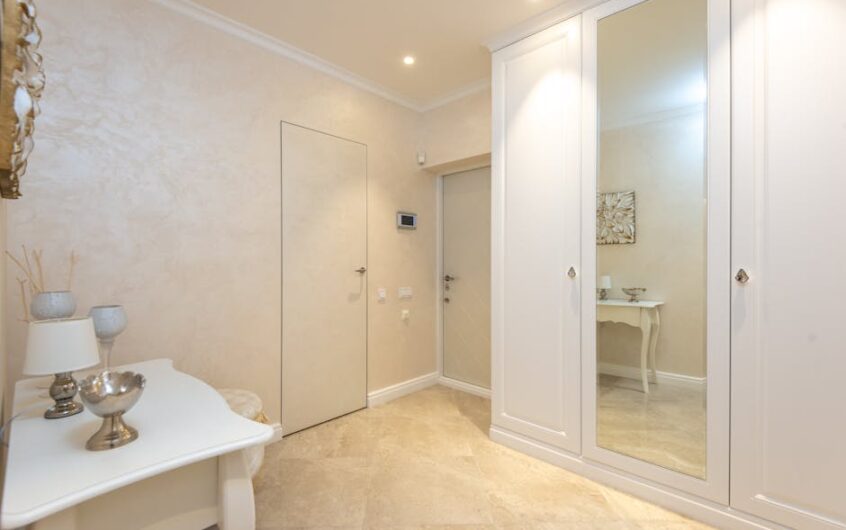 Przedpokój w bloku: zabudowa, siedzisko, lustro, oświetlenie i realne koszty