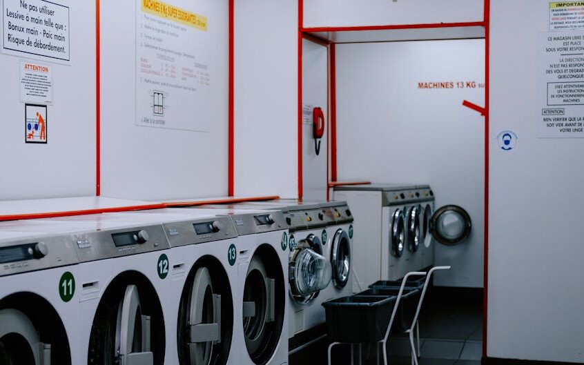 Pralnia w mieszkaniu: gdzie ją zmieścić, instalacje, zabudowa i realne koszty