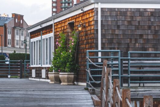 Podłoga na balkonie w bloku: najpewniejsze opcje, montaż krok po kroku, hydroizolacja i realne koszty