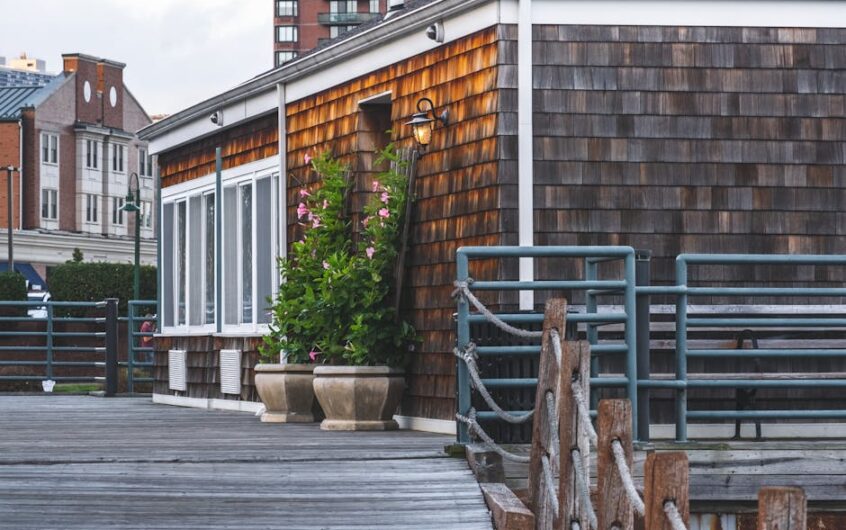 Podłoga na balkonie w bloku: najpewniejsze opcje, montaż krok po kroku, hydroizolacja i realne koszty