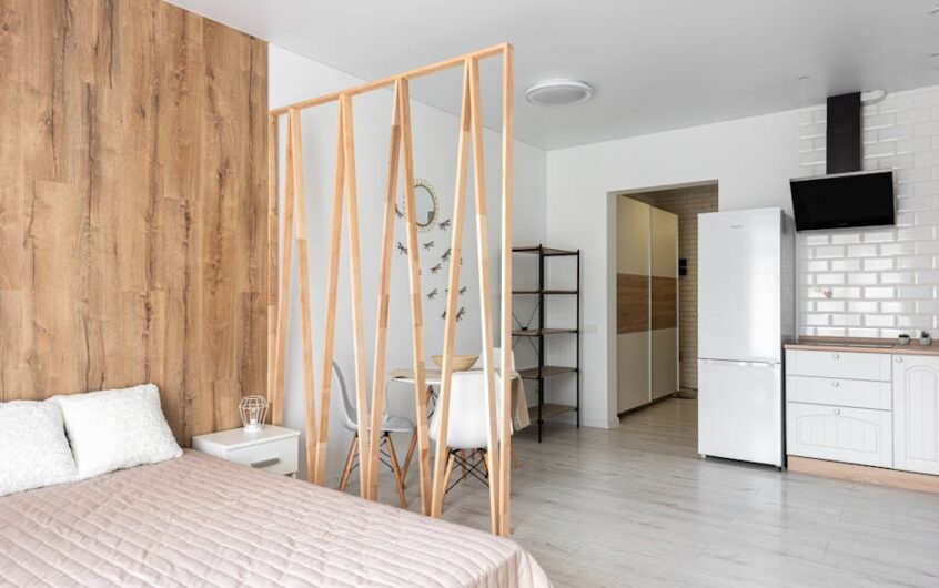 Ścianki działowe w mieszkaniu: g-k czy murowana? Akustyka, montaż, formalności i realne koszty