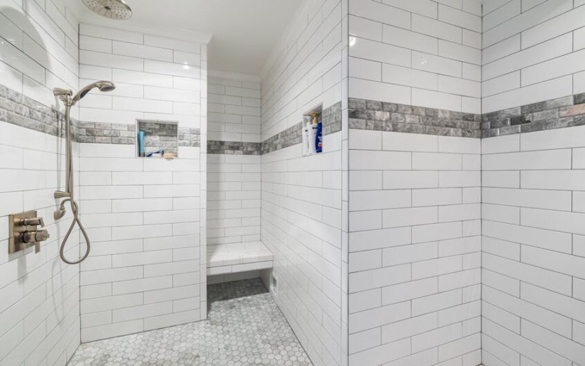 Mikrocement w mieszkaniu: podłogi, łazienka i kuchnia - przygotowanie podłoża, warstwy, hydroizolacja i realne koszty