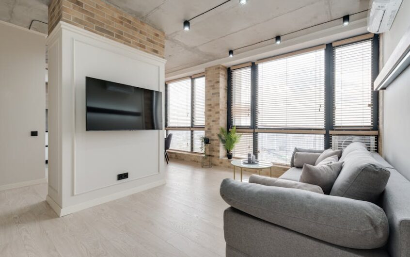 Klimatyzacja split w mieszkaniu w bloku: formalności, montaż, skropliny, zasilanie i realne koszty