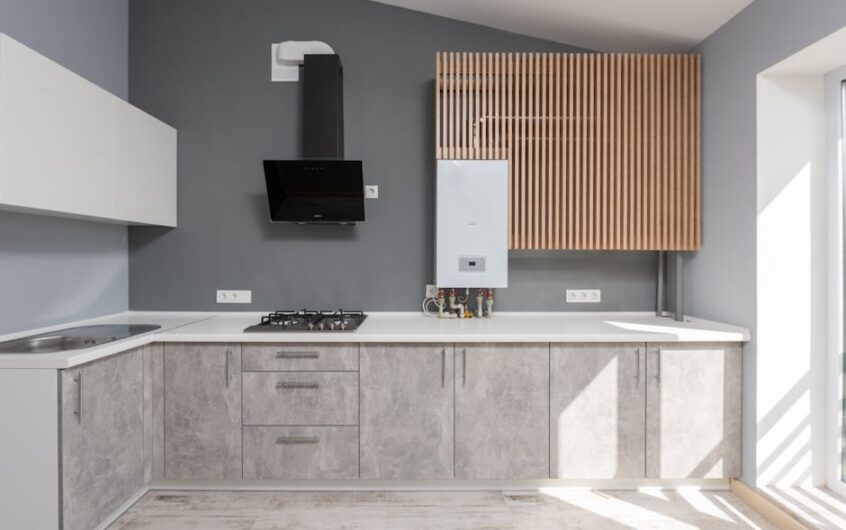 Okap kuchenny w mieszkaniu w bloku: rodzaje, podłączenie, hałas i realne koszty