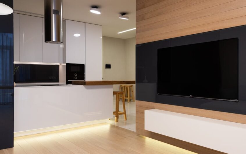 Rekuperator ścienny vs nawiewnik okienny w bloku: dobór, montaż, hałas i realne koszty