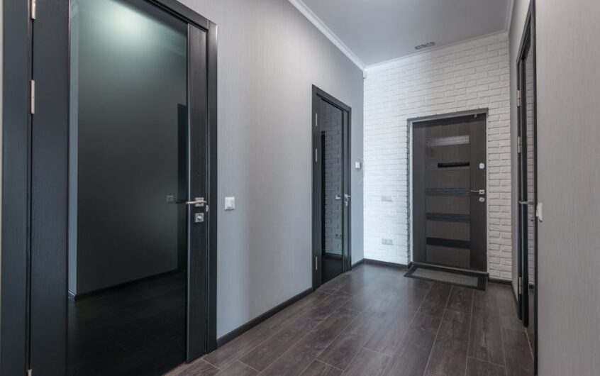 Drzwi wejściowe do mieszkania w bloku: antywłamaniowe, akustyka, montaż i realne koszty