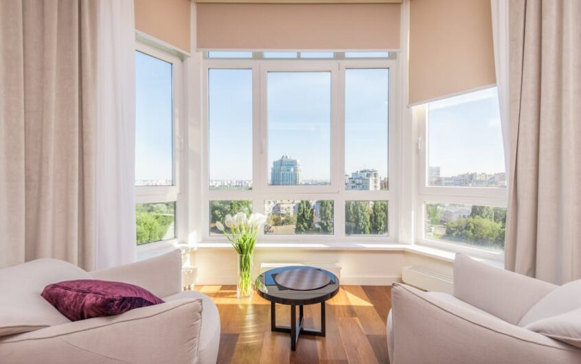 Wymiana okien w mieszkaniu w bloku: PVC czy aluminium, montaż, nawiewniki, akustyka i realne koszty