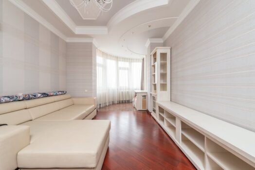 Sufit napinany w mieszkaniu w bloku: rodzaje, montaż, oświetlenie i realne koszty