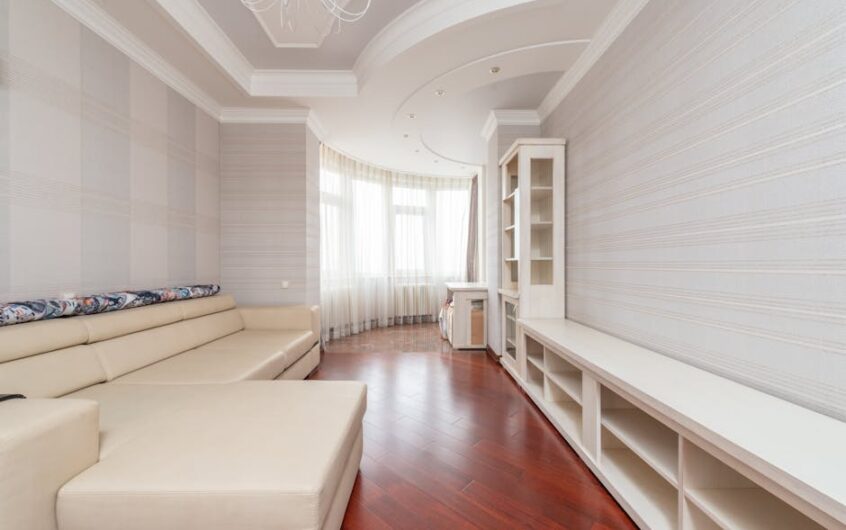 Sufit napinany w mieszkaniu w bloku: rodzaje, montaż, oświetlenie i realne koszty